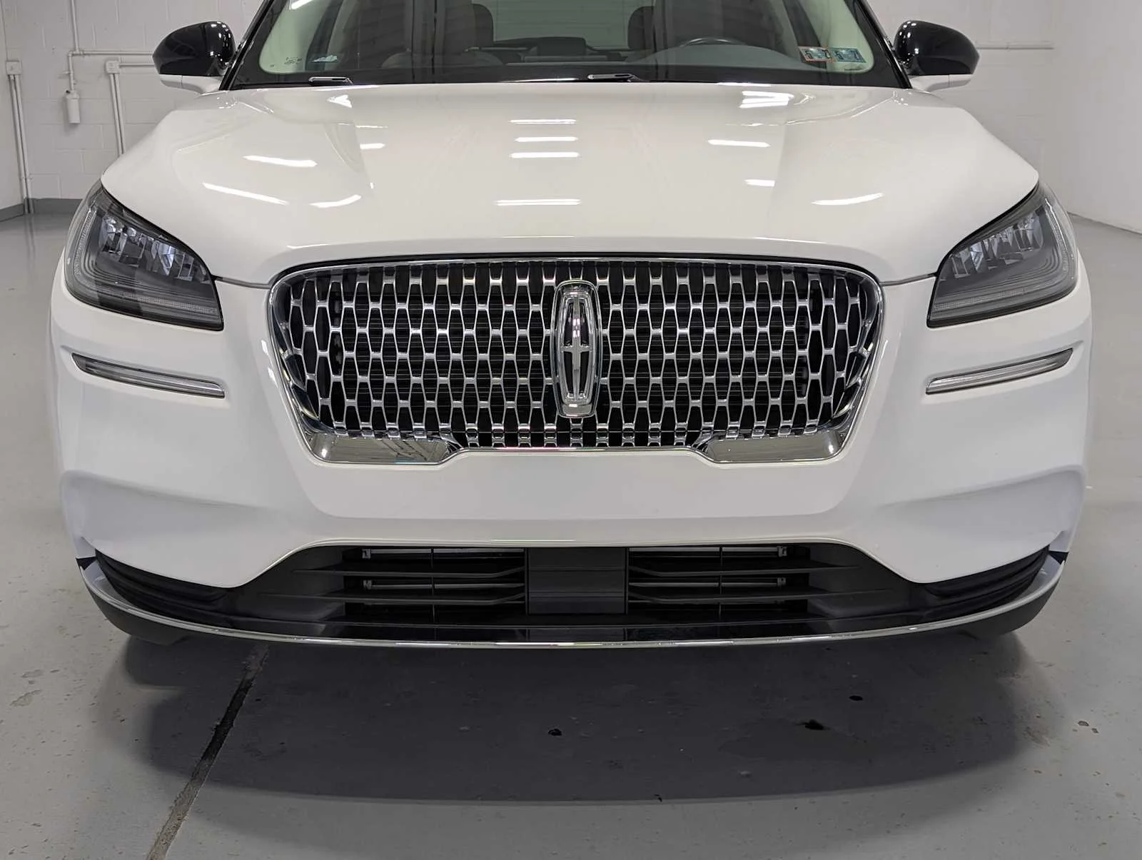 Used 2022 Pristine White Metallic Tri-Coat Lincoln Standard image 2