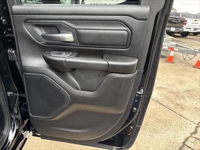 New 2026 Diamond Black Crystal Pearl-Coat Exterior Paint RAM TRADESMAN image 17
