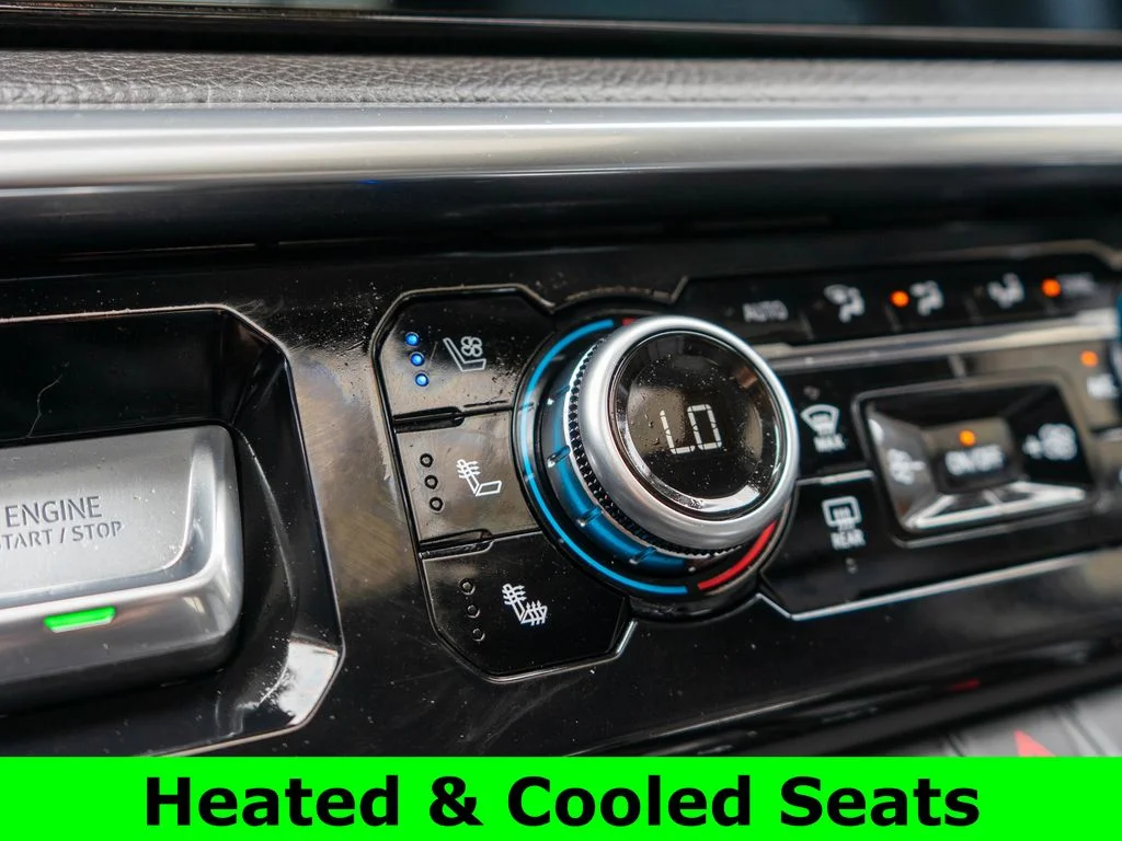 Used 2023 White GMC Denali image 28