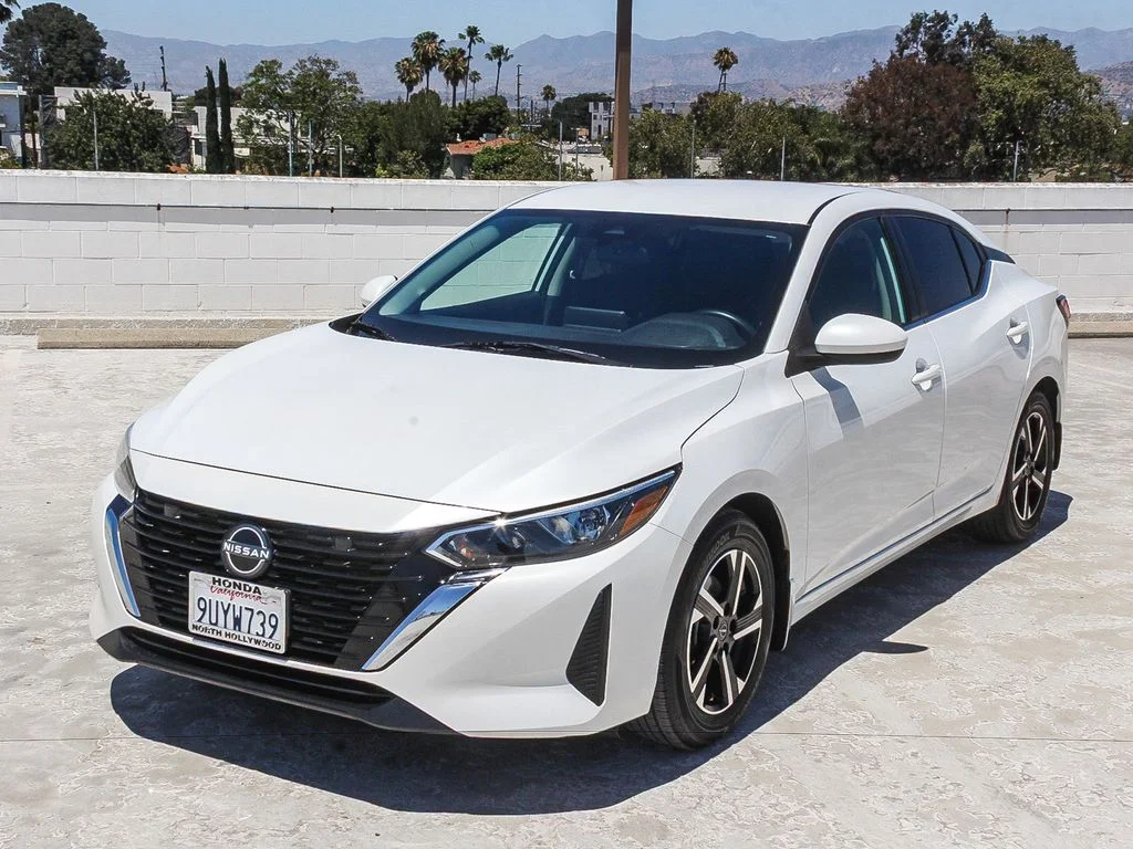 Used 2025 Aspen White Nissan SV image 3