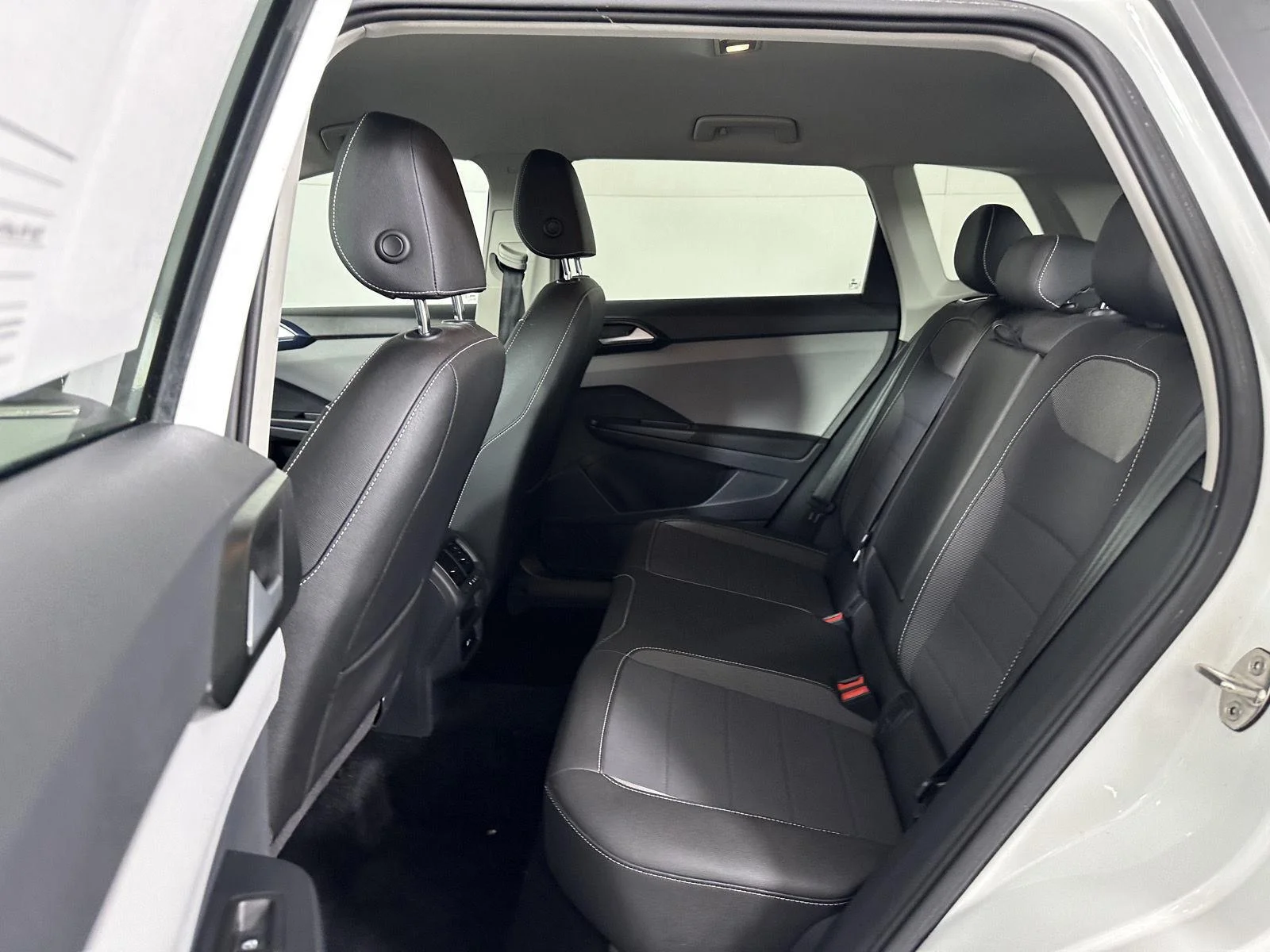 Used 2023 Pure White Volkswagen SE image 28