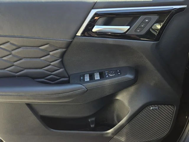 New 2026 Black Mitsubishi SEL image 13