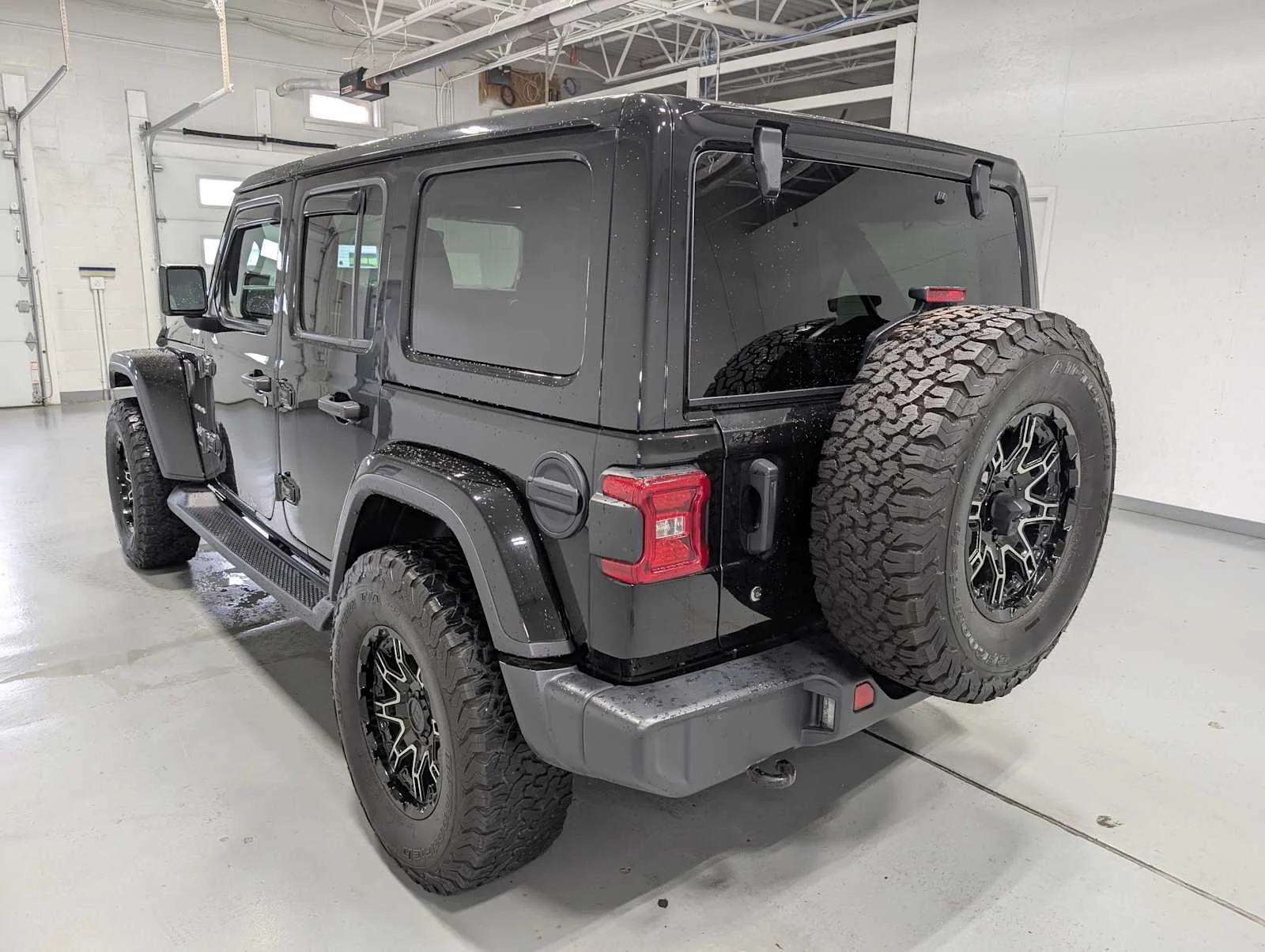 Used 2018 Black Clearcoat Jeep Sahara image 9
