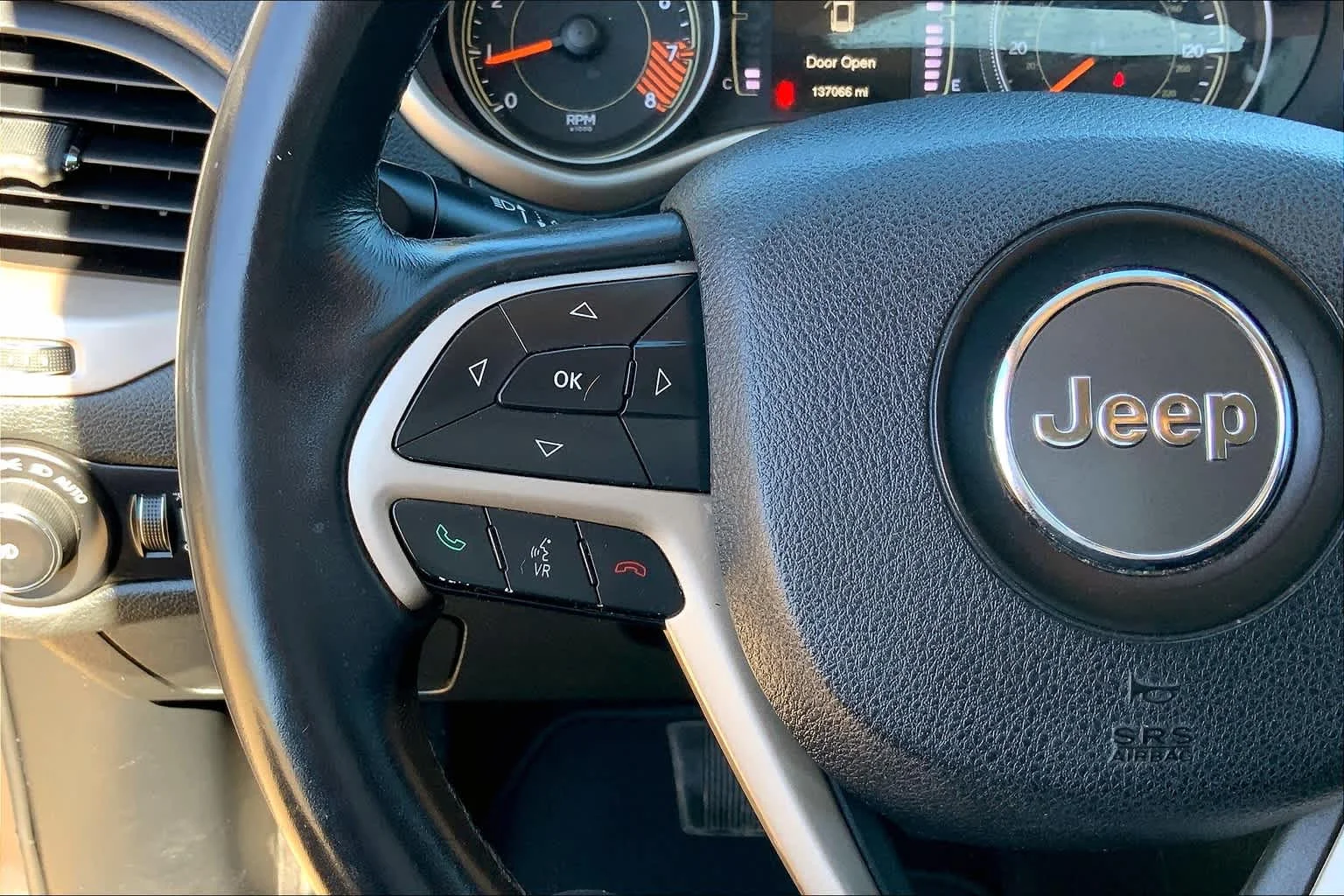 Used 2015 Granite Crystal Metallic Clearcoat Jeep Latitude image 22