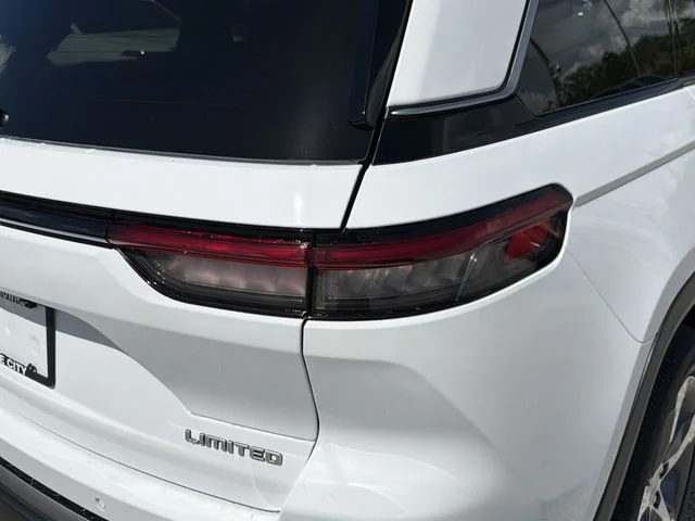 New 2026 Bright White Clear-Coat Exterior Paint Jeep Limited image 9