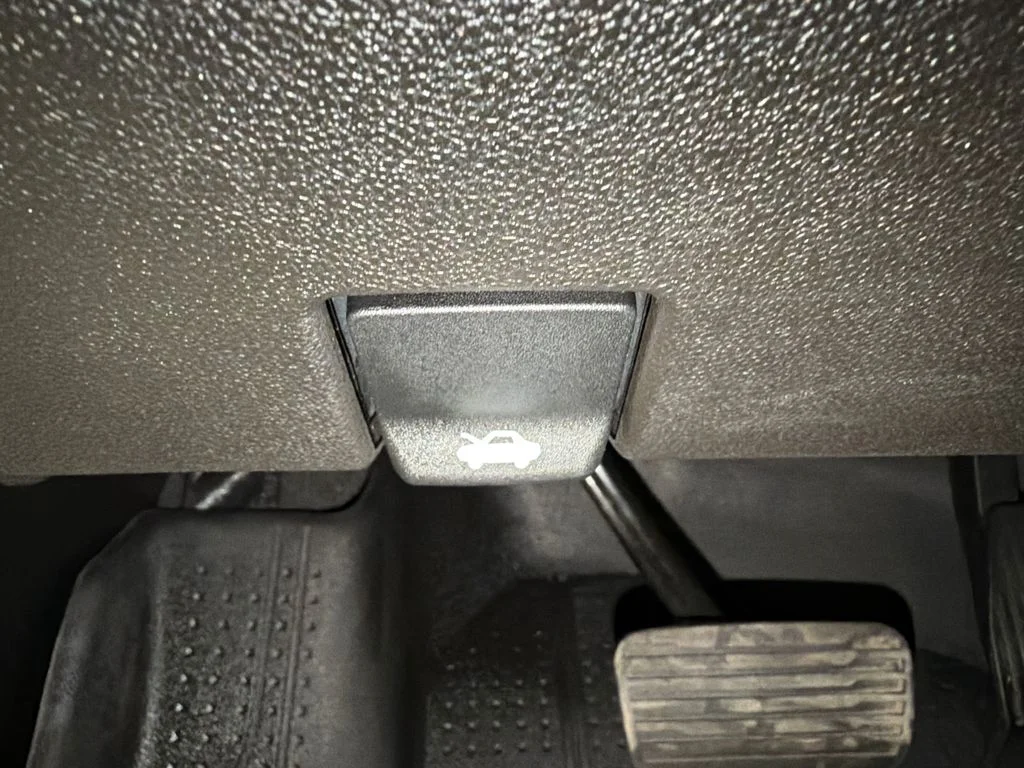 Used 2025 Summit White Chevrolet LT image 21