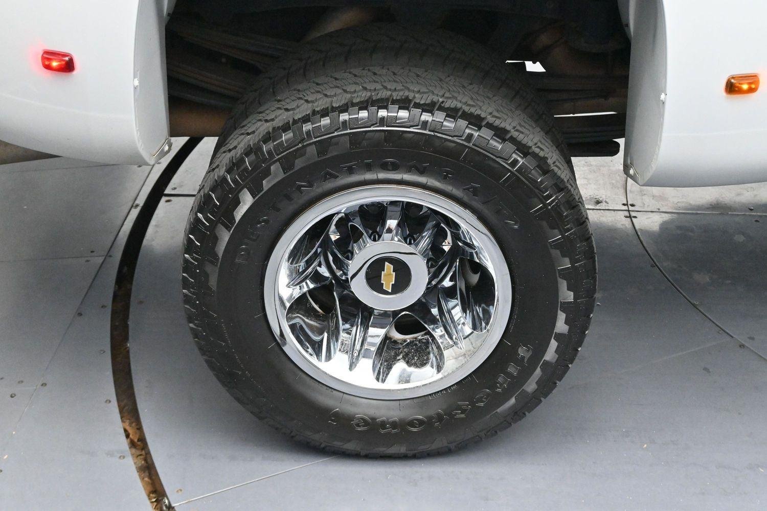 Used 2018 SUMMIT WHITE Chevrolet LTZ image 34