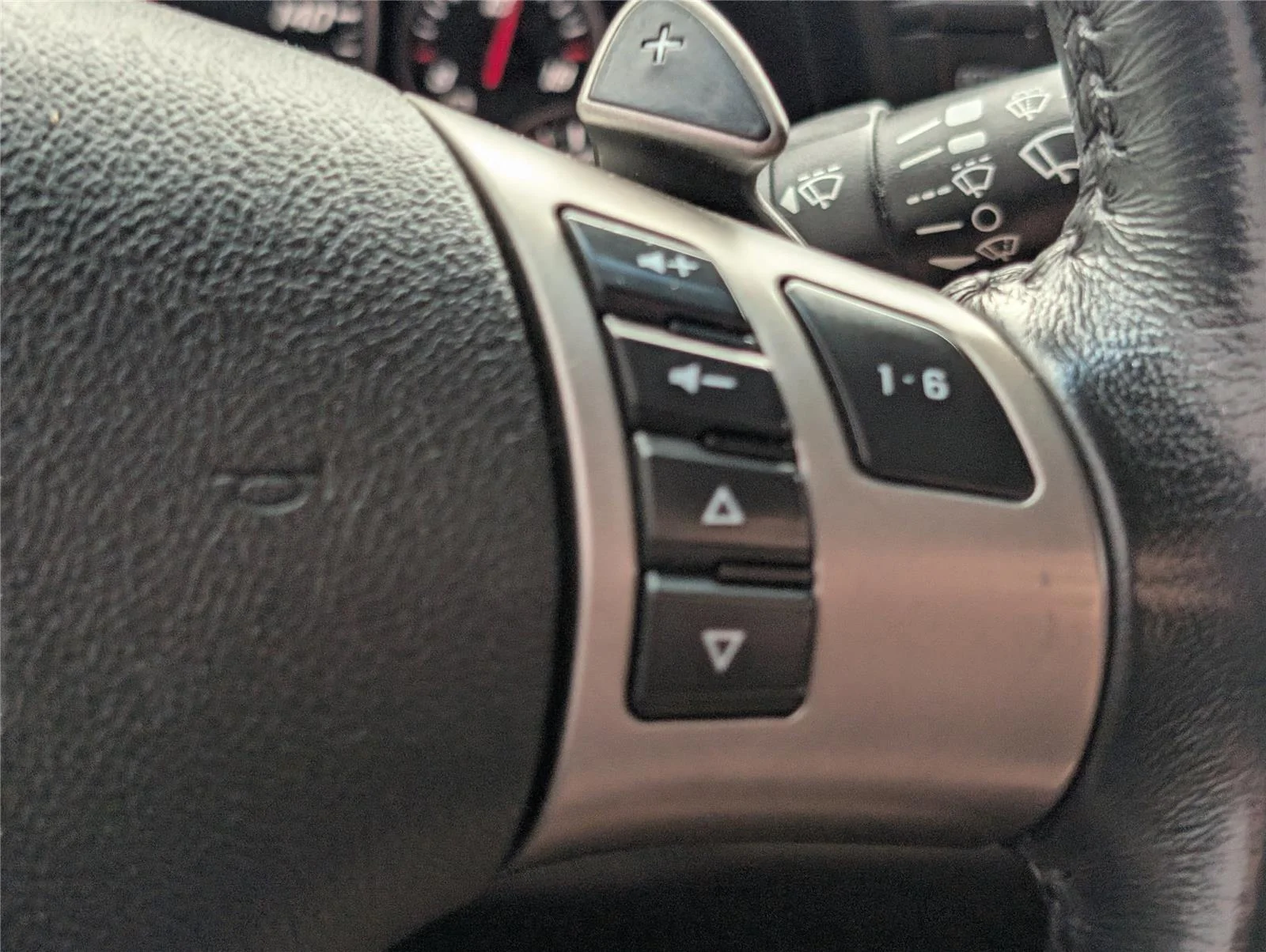 Used 2009 VICTORY RED Chevrolet w/1LT image 21