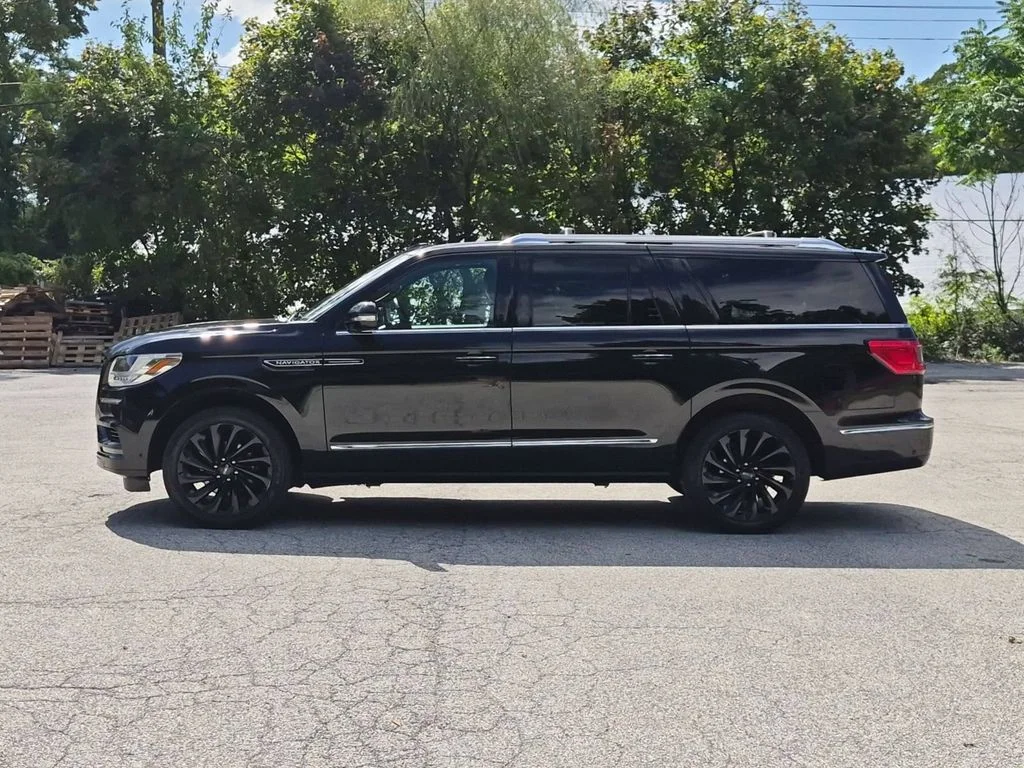 Used 2020 Black Lincoln Reserve image 11