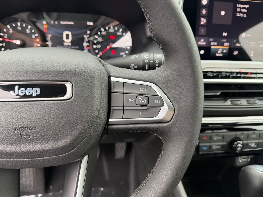 New 2026 Diamond Black Crystal Pearl-Coat Exterior Paint Jeep Latitude image 18