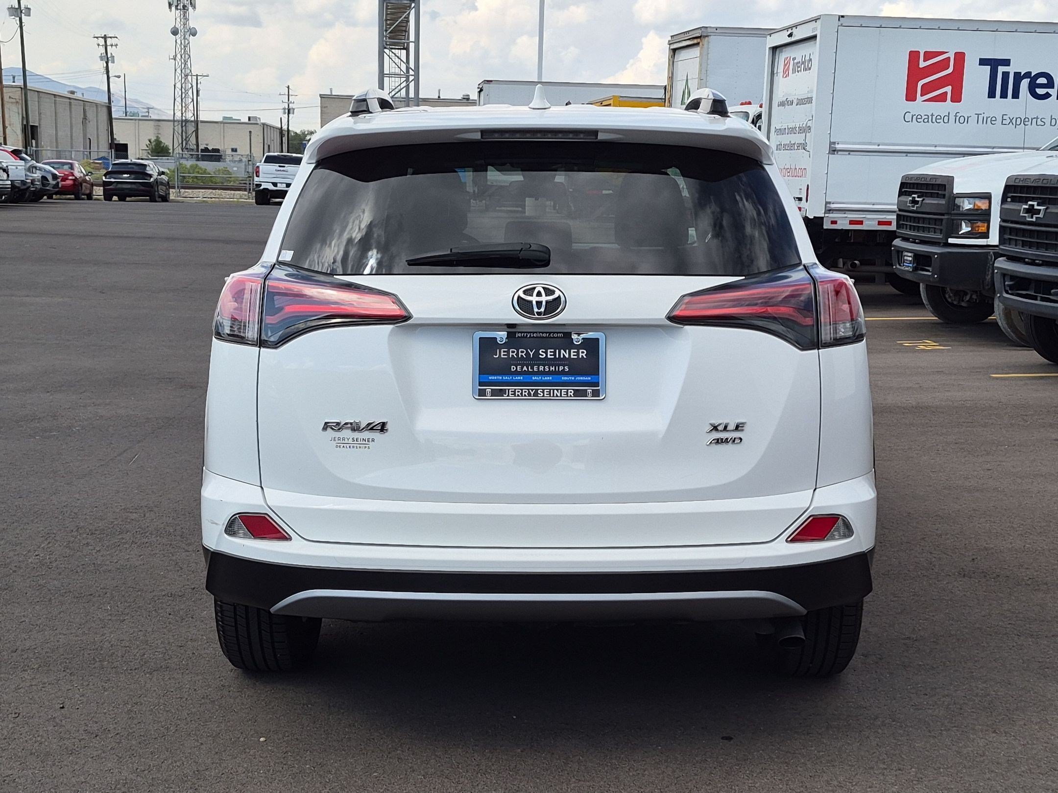 Used 2018 Super White Toyota XLE image 4