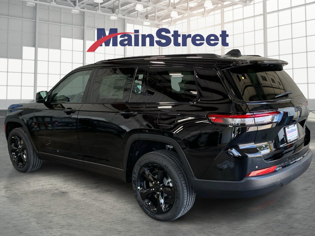 New 2025 Diamond Black Crystal Pearl-Coat Exterior Paint Jeep Altitude X image 3