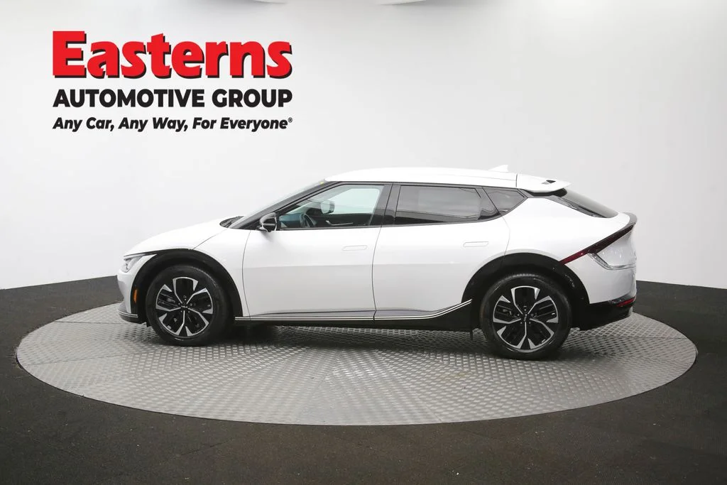 Used 2024 White Kia Wind image 63