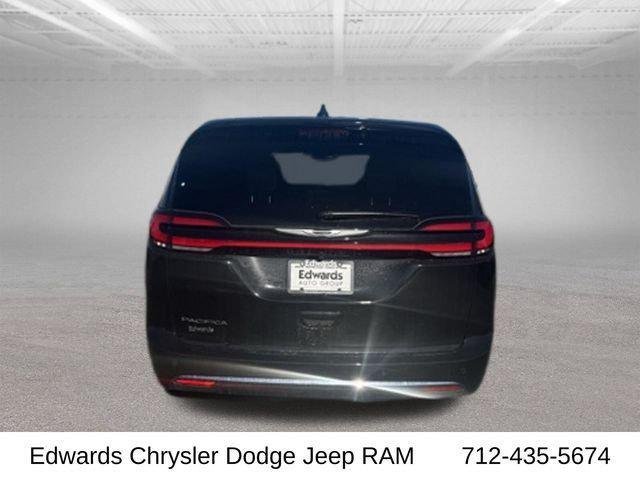 New 2026 Diamond Black Crystal Pearl-Coat Exterior Paint Chrysler Select image 7