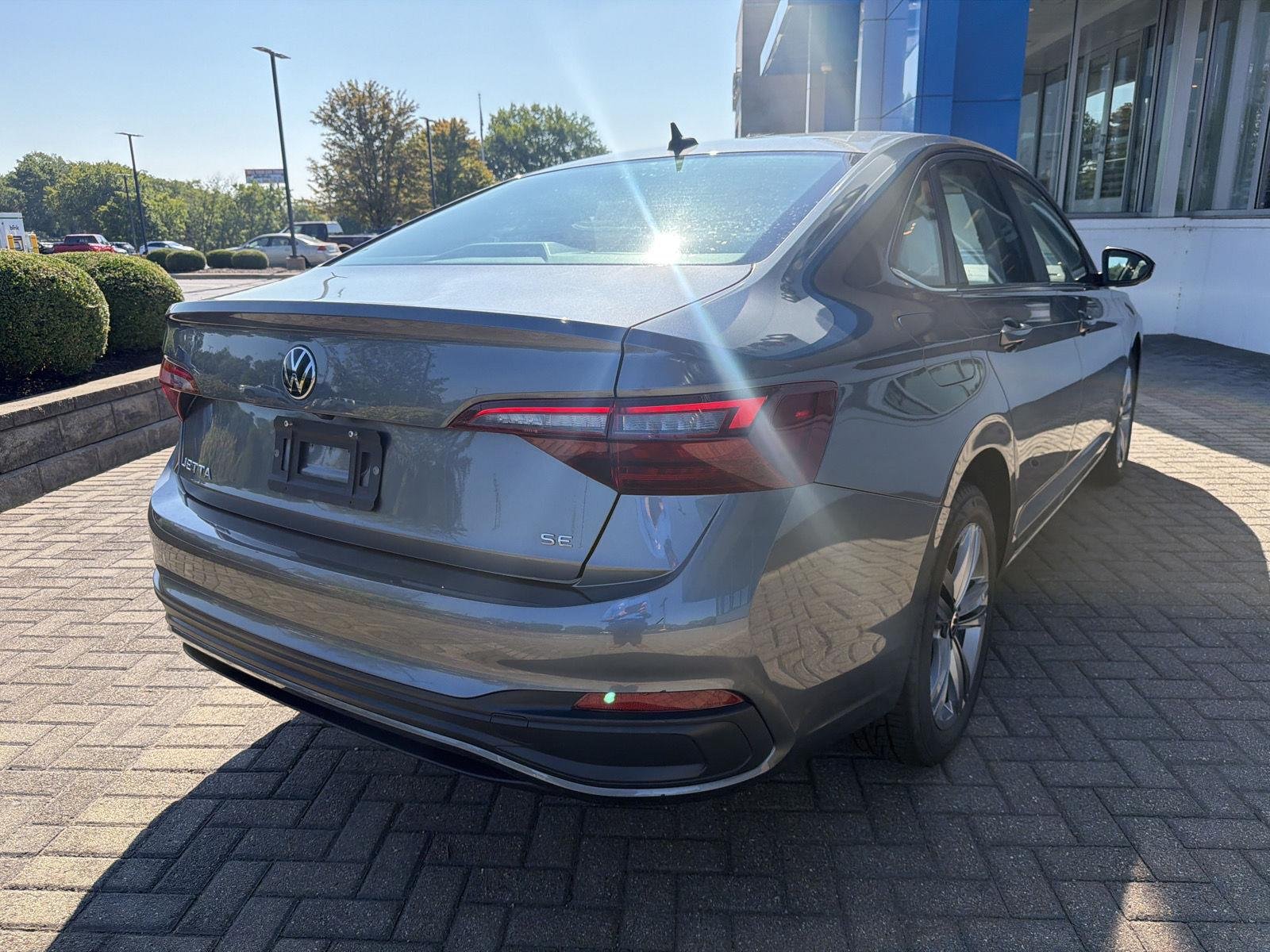 Used 2024 Pyrite Silver Metallic Volkswagen SE image 5