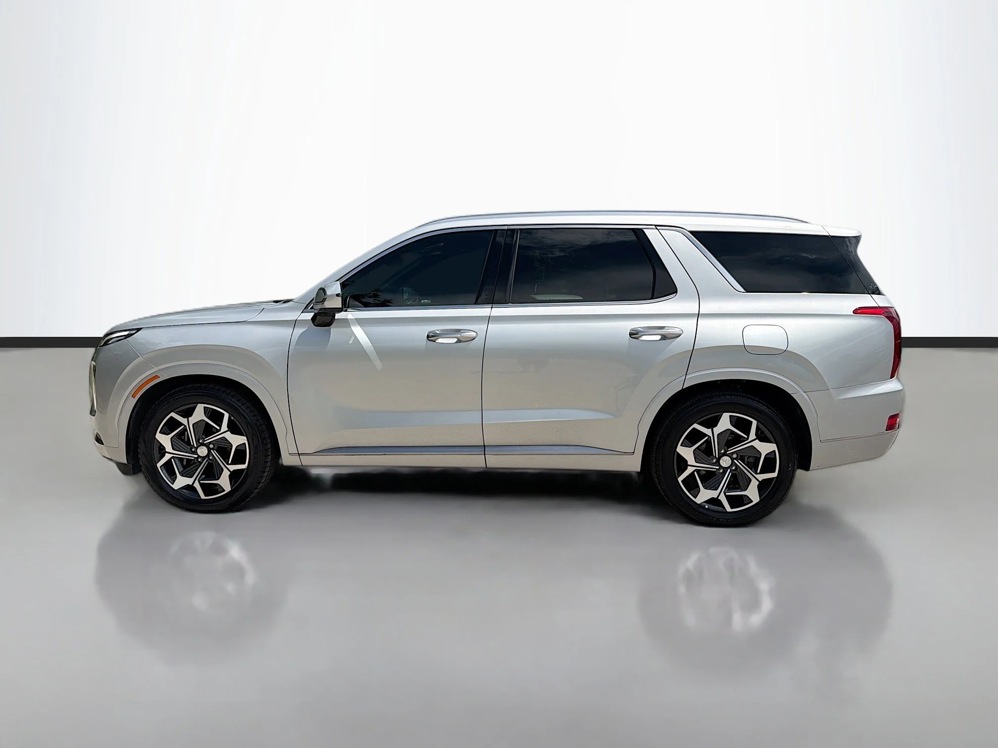 Used 2022 Typhoon Silver Hyundai Calligraphy image 2