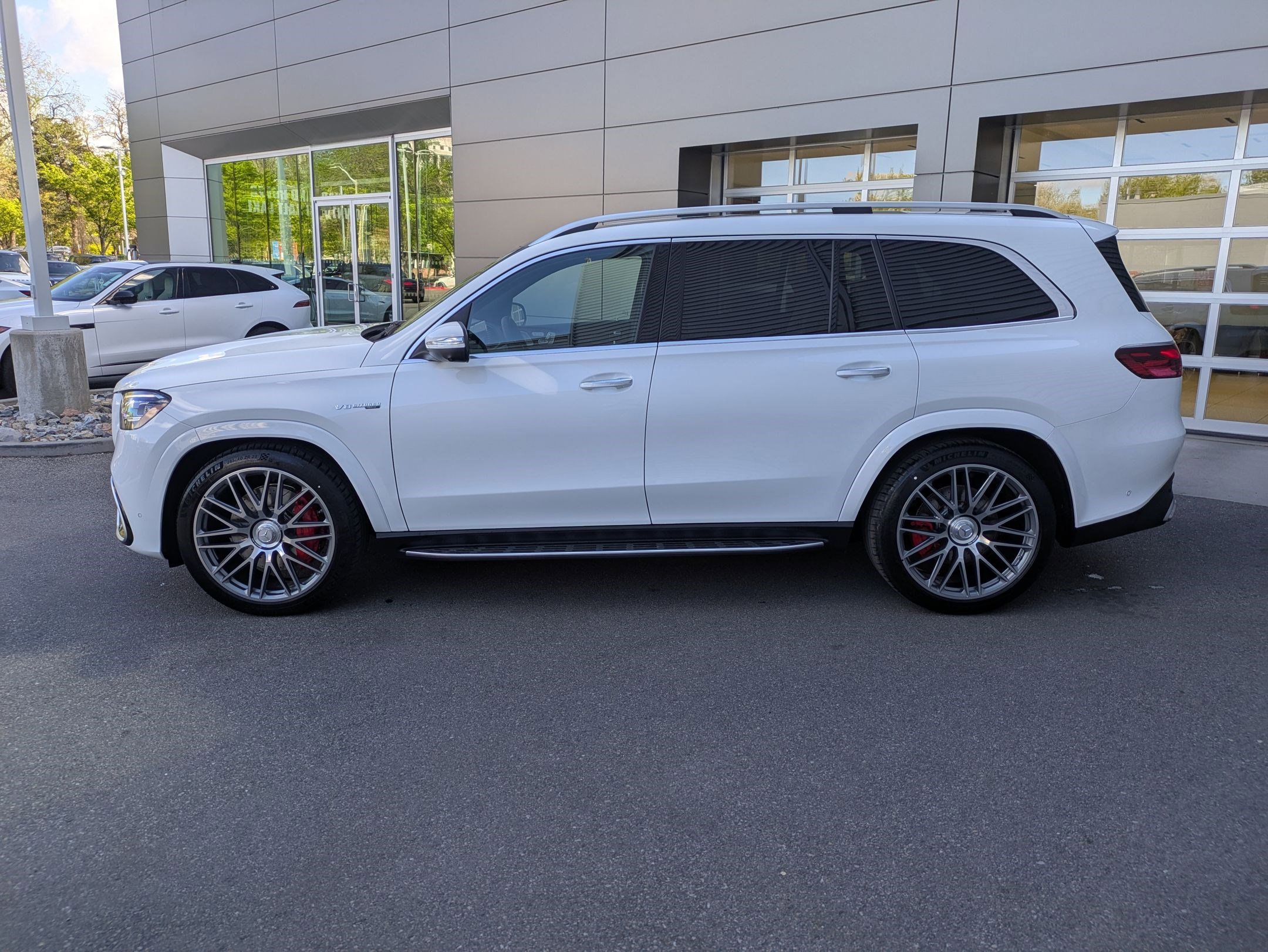 New 2026 MANUFAKTUR Moonlight White Metallic Mercedes-Benz AMG® GLS 63 image 7