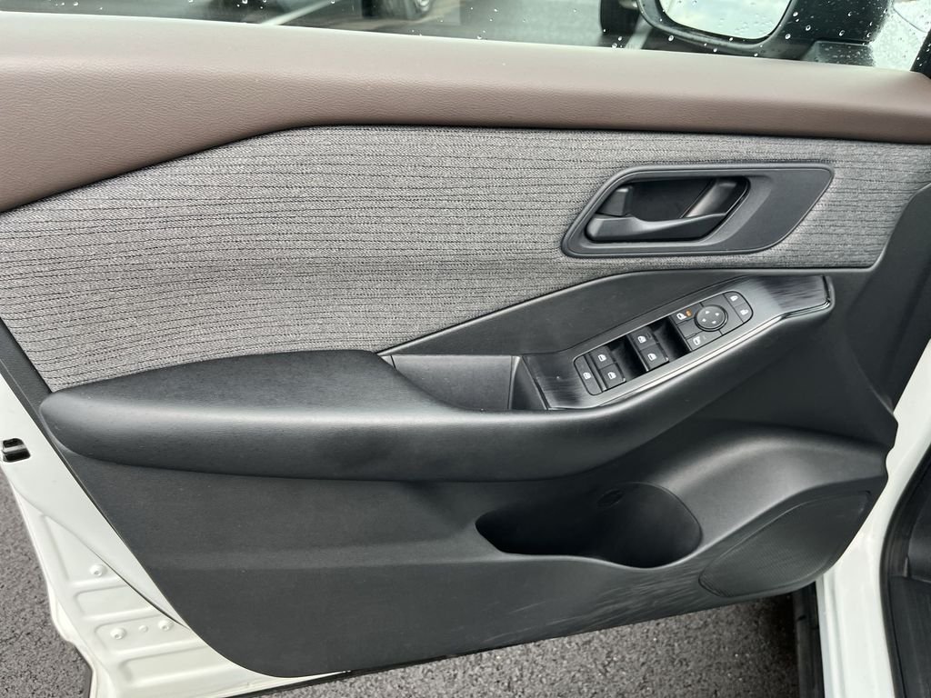 Used 2023 White Nissan S image 13