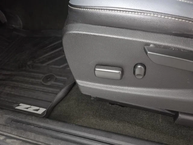 Used 2017 LASER BLUE METALLIC Chevrolet 4WD Z71 image 29