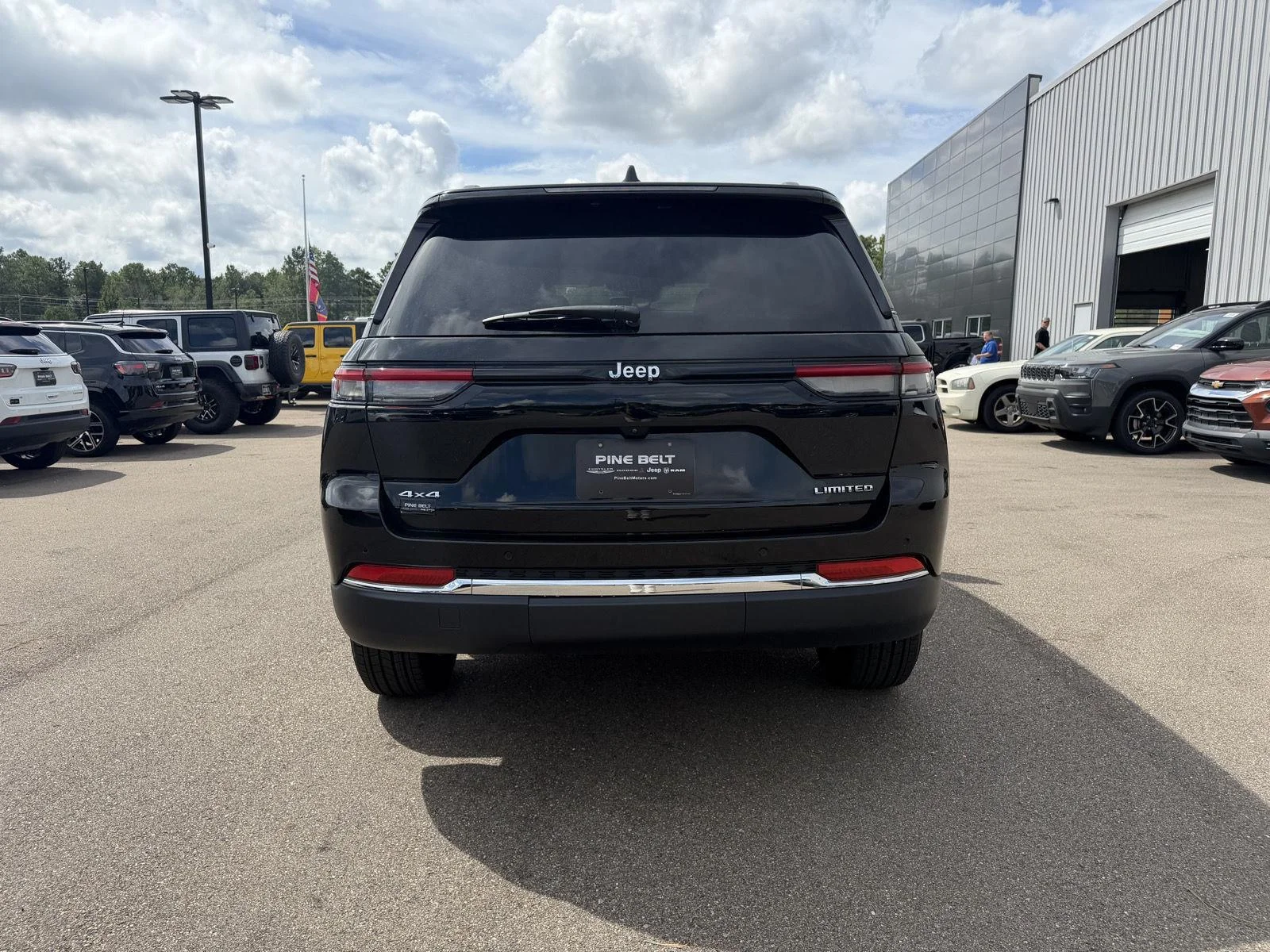 Used 2023 Diamond Black Crystal Pearlcoat Jeep Limited image 5