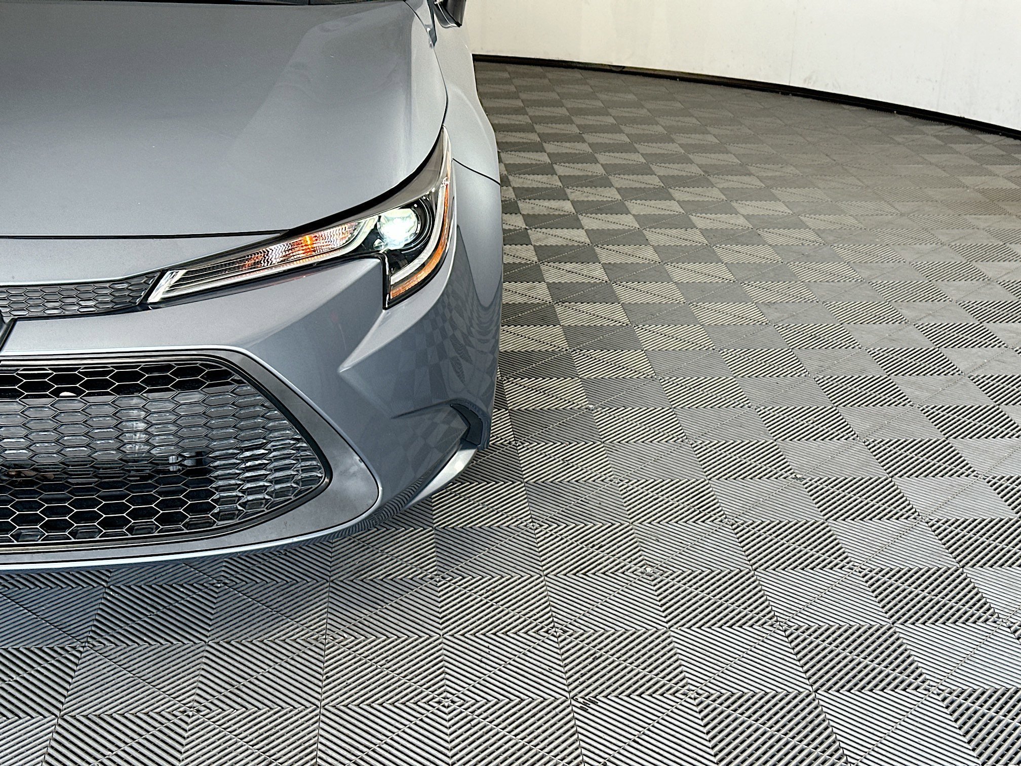 Used 2020 Celestite Toyota LE image 9