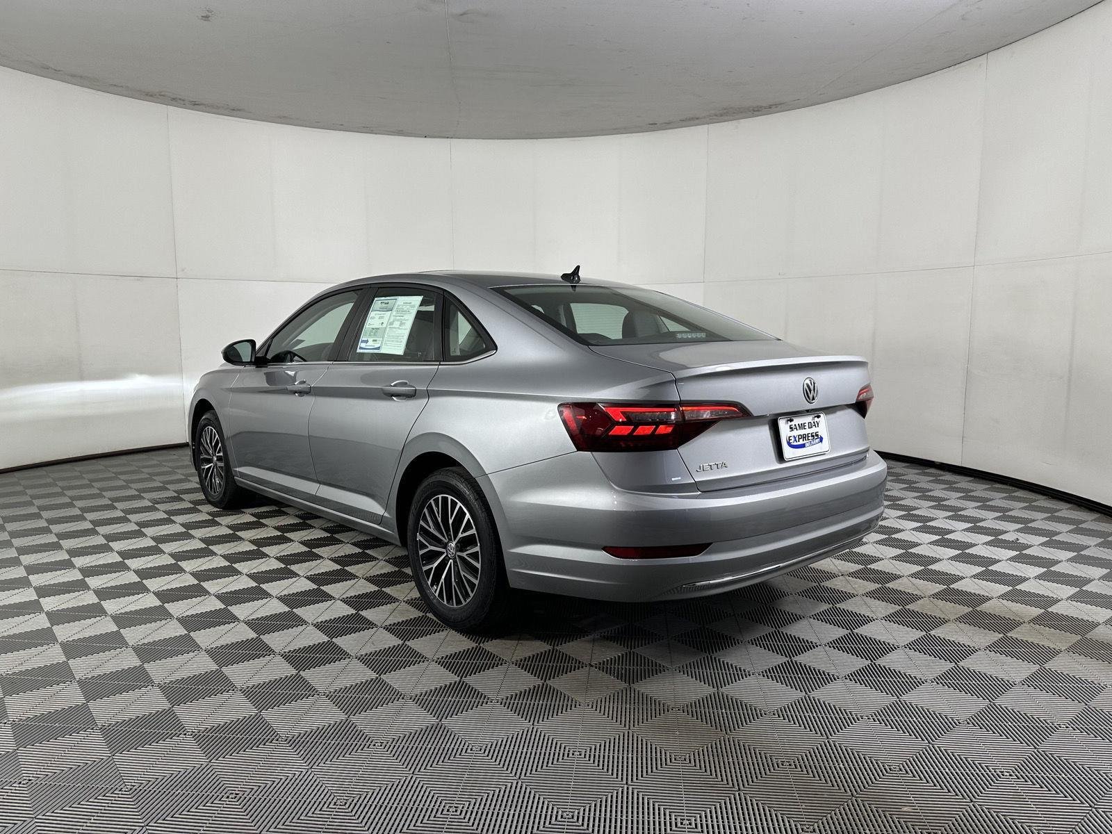 Used 2021 Platinum Gray Metallic Volkswagen SE image 10