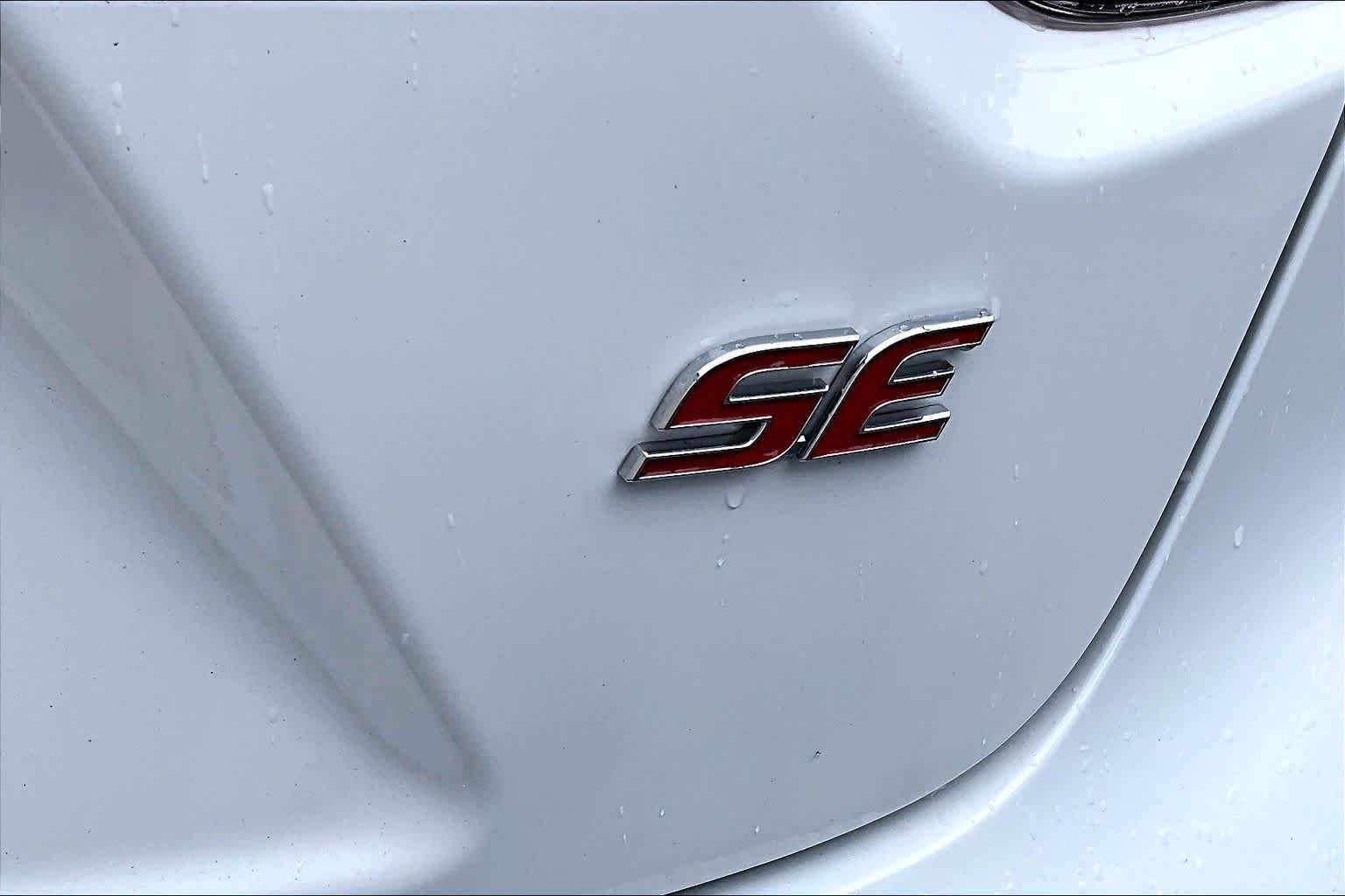 Used 2024 Ice Cap Toyota SE image 10