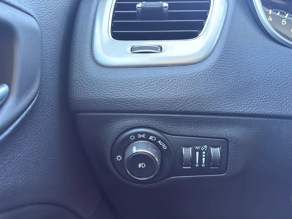 Used 2018 Gray Jeep Latitude image 17