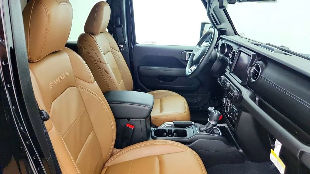 Used 2022 Black Clearcoat Jeep Unlimited Sahara 4x4 w/ Cold Weather, Safety & Adv Safety Groups image 24