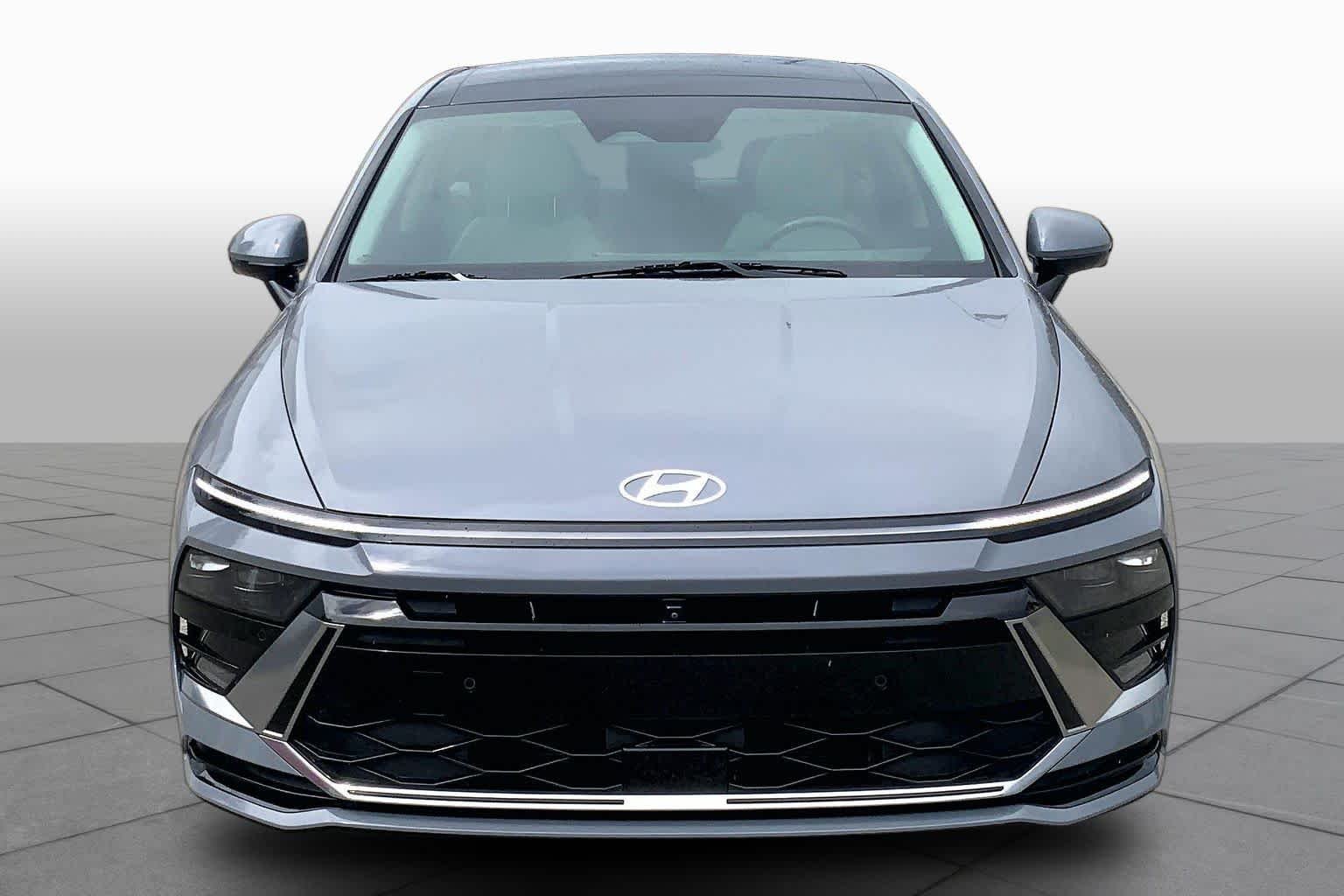 Used 2024 Transmission Blue Hyundai Limited image 4