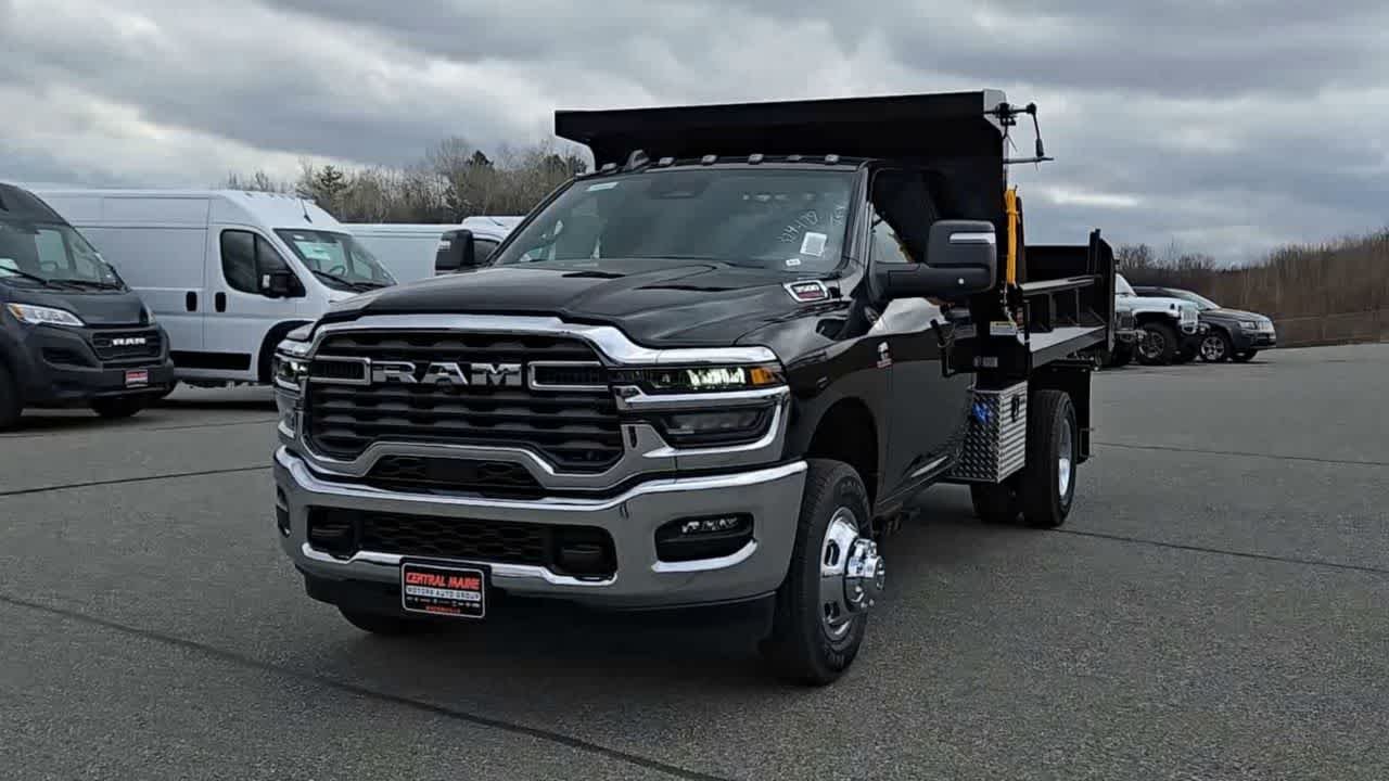 New 2026 Diamond Black Crystal Pearl-Coat Exterior Paint RAM Tradesman image 3