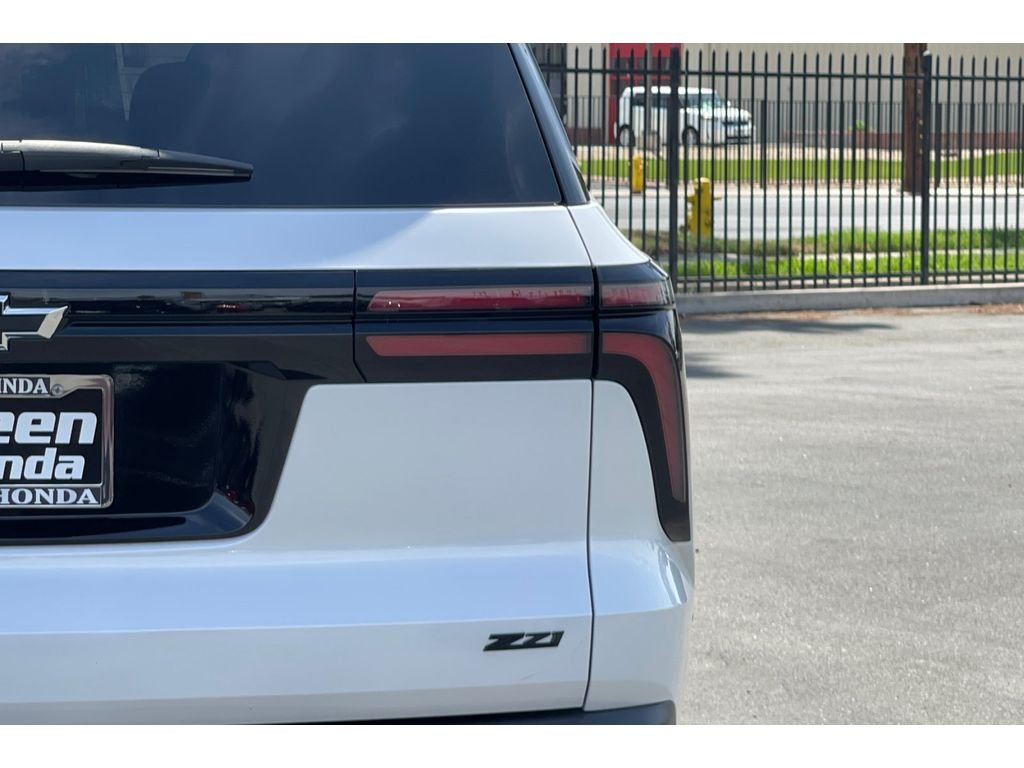 Used 2025 Iridescent Pearl Tricoat Chevrolet AWD Z71 image 50