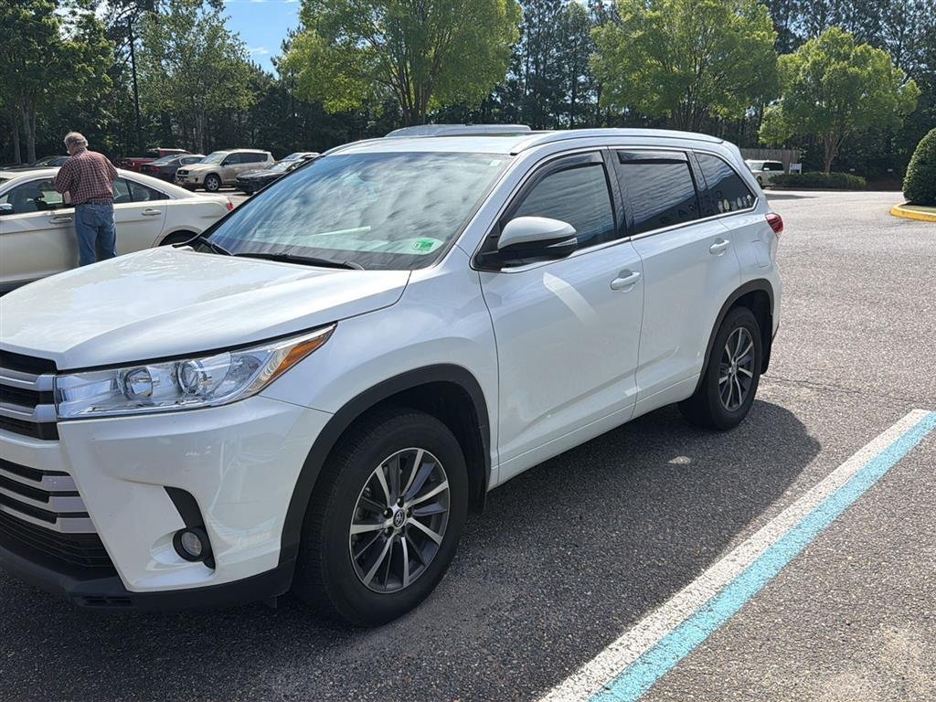 Used 2017 Blizzard Pearl Toyota XLE image 1