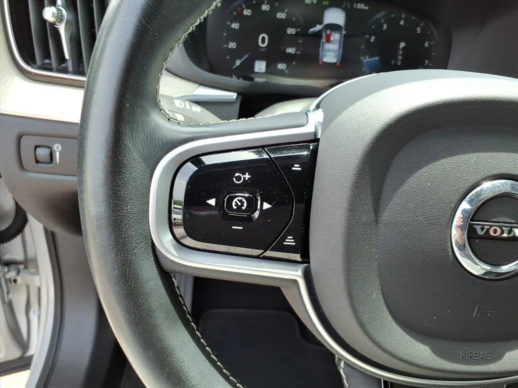 Used 2020 Bright Silver Metallic Volvo Inscription image 16