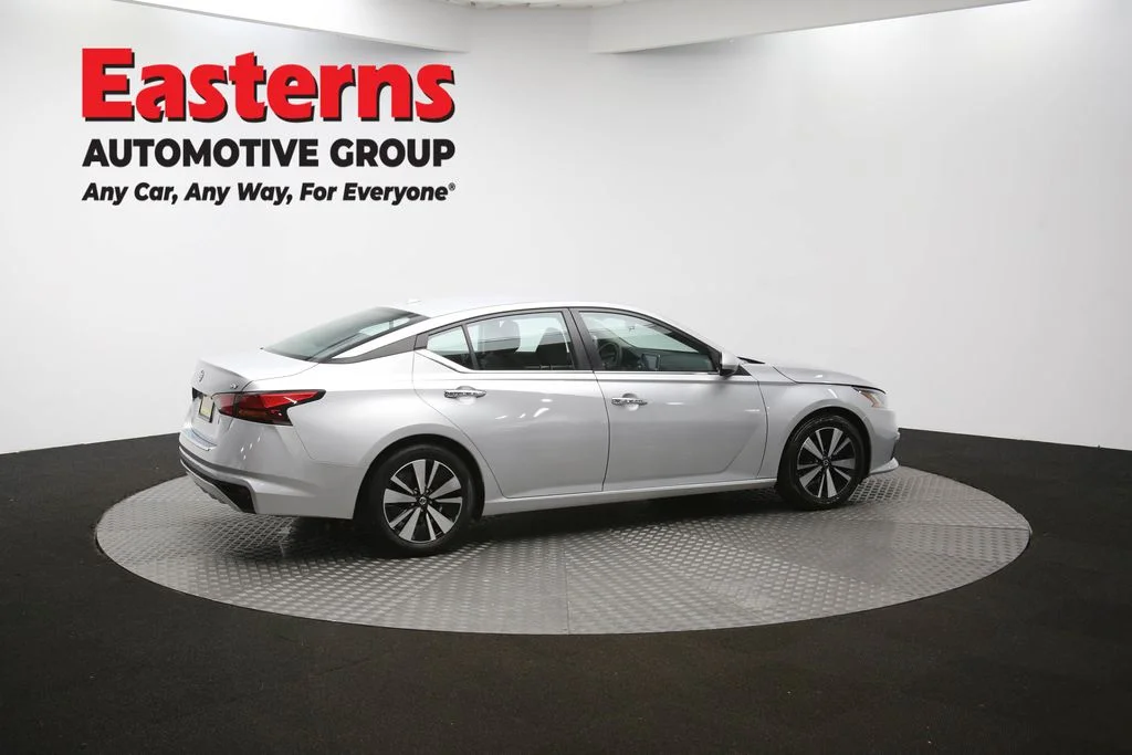 Used 2022 Silver Nissan 2.5 SV image 41