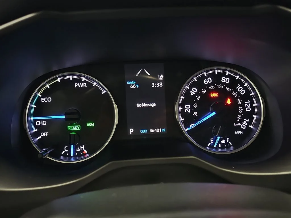 Used 2019 White Toyota XLE image 21
