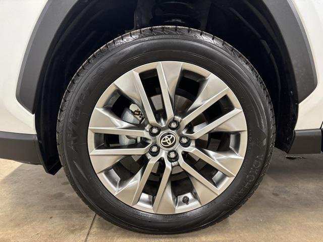 Certified Used 2025 WIND CHILL PEARL Toyota  image 9