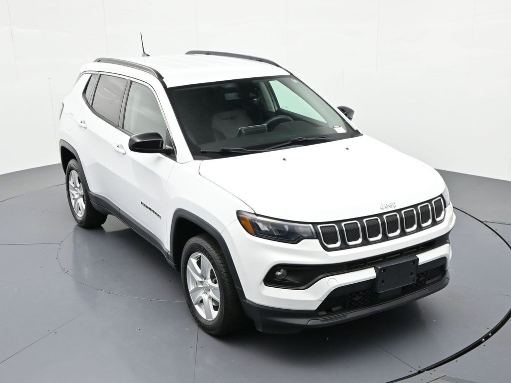 Used 2022 Bright White Clearcoat Jeep Latitude image 15