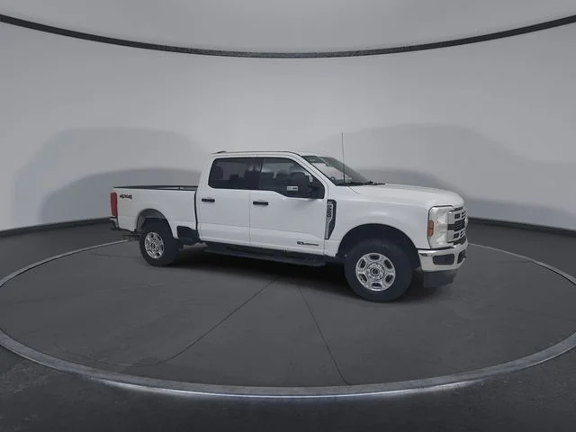 Used 2025 Oxford White Ford XLT image 2