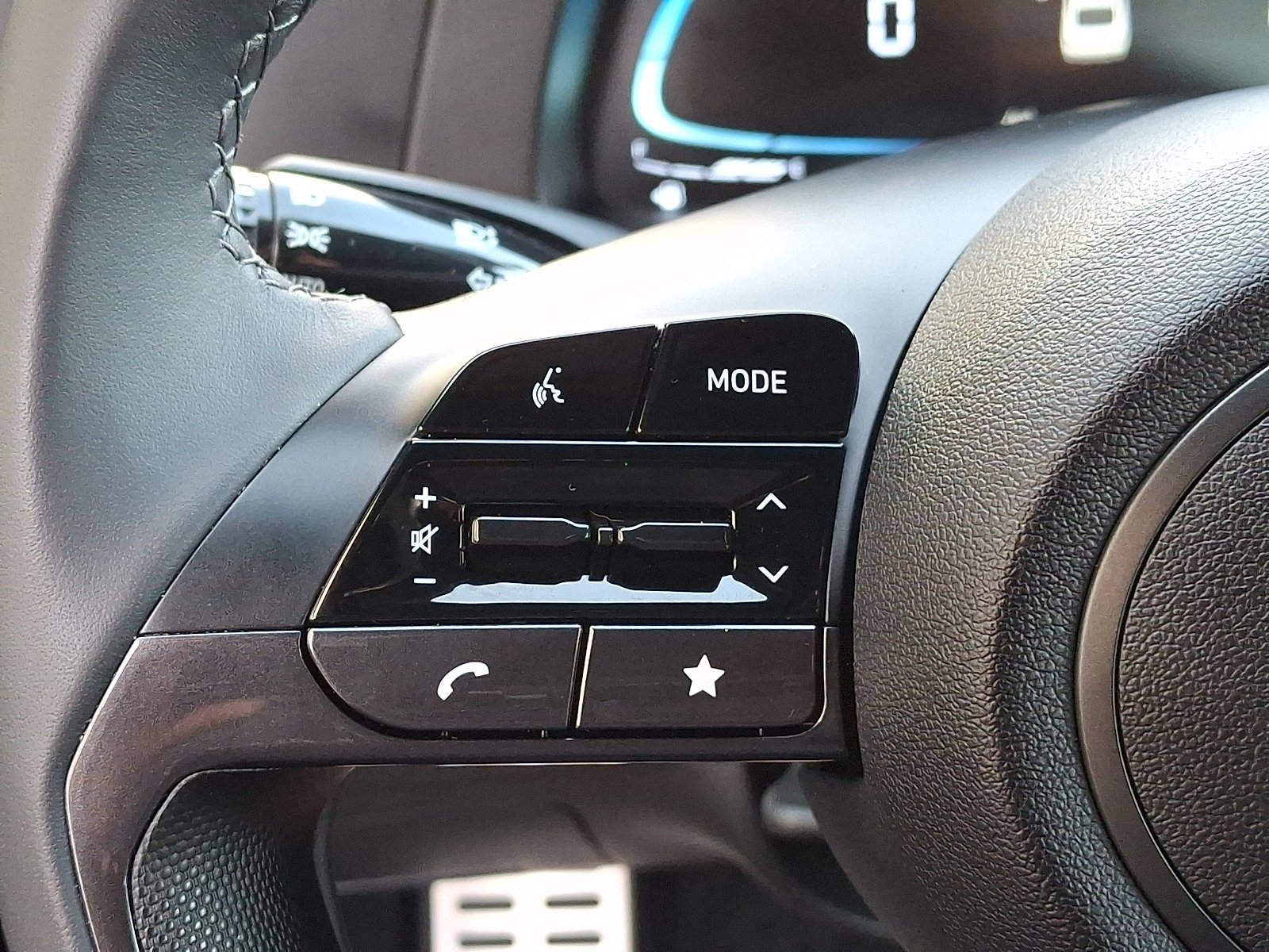 Used 2025 Abyss Black Hyundai SEL Sport image 19