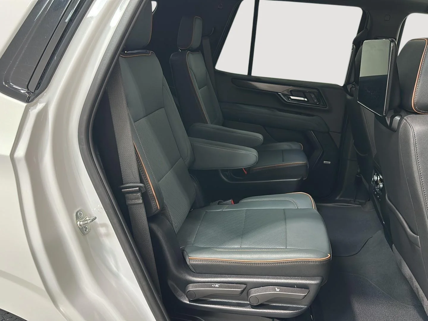 Used 2025 Summit White GMC AT4 image 24
