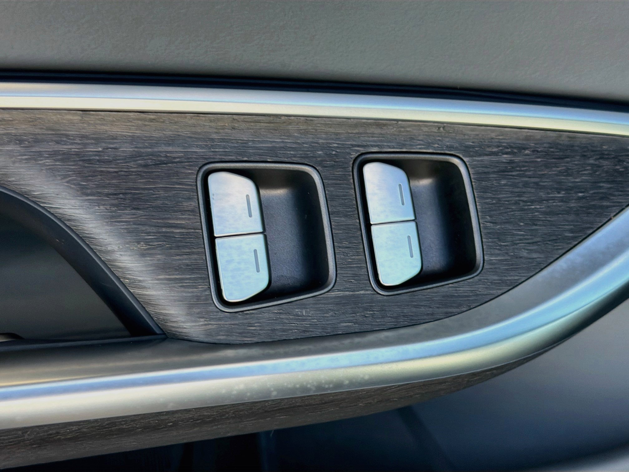 Used 2024 Quantum Gray Metallic Lucid Touring image 23