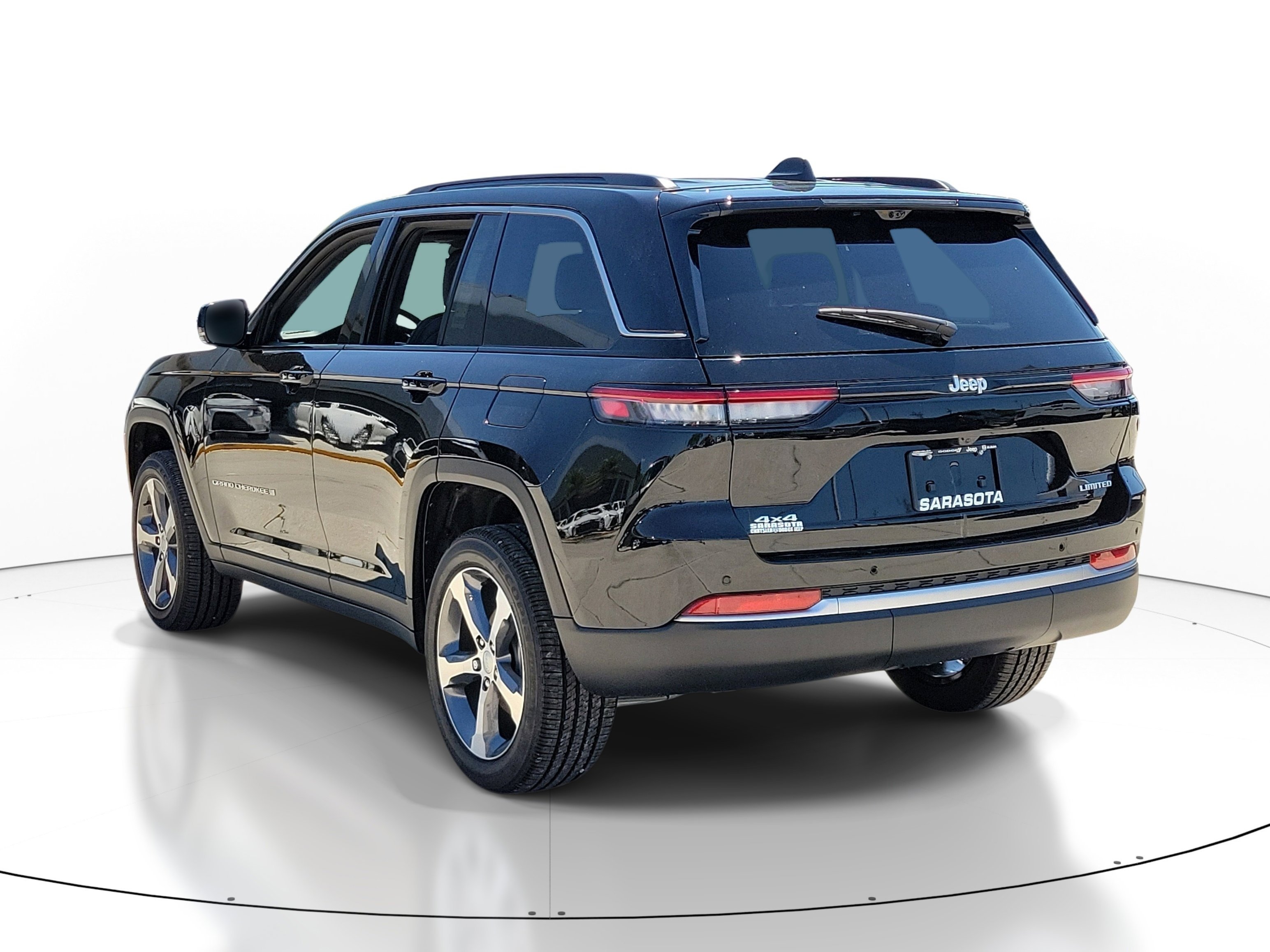 New 2026 Diamond Black Crystal Pearl-Coat Exterior Paint Jeep Limited image 4