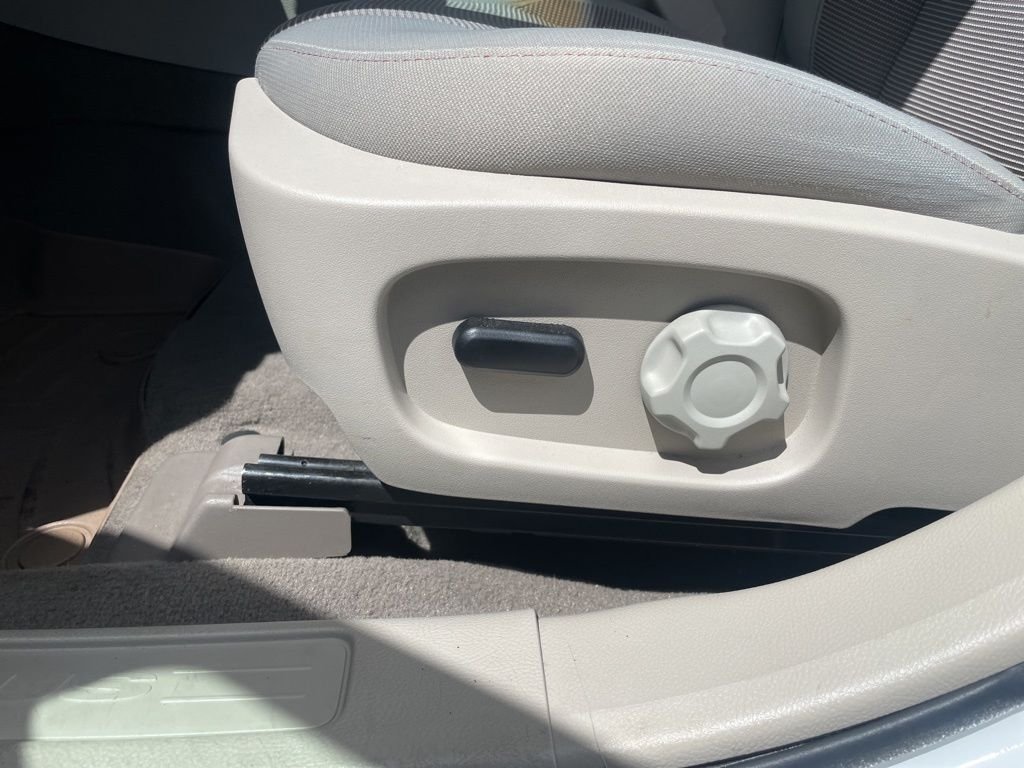 Used 2011 White Platinum Clearcoat Metallic Ford SEL image 18