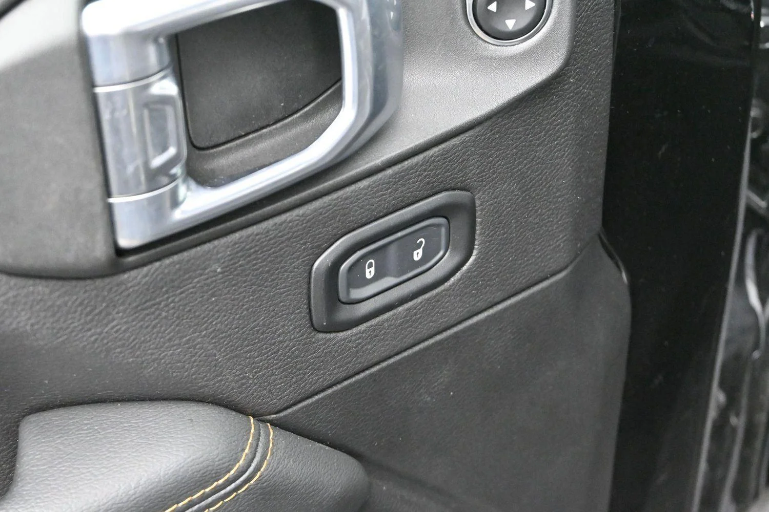 Used 2023 Black Clearcoat Jeep High Altitude image 11
