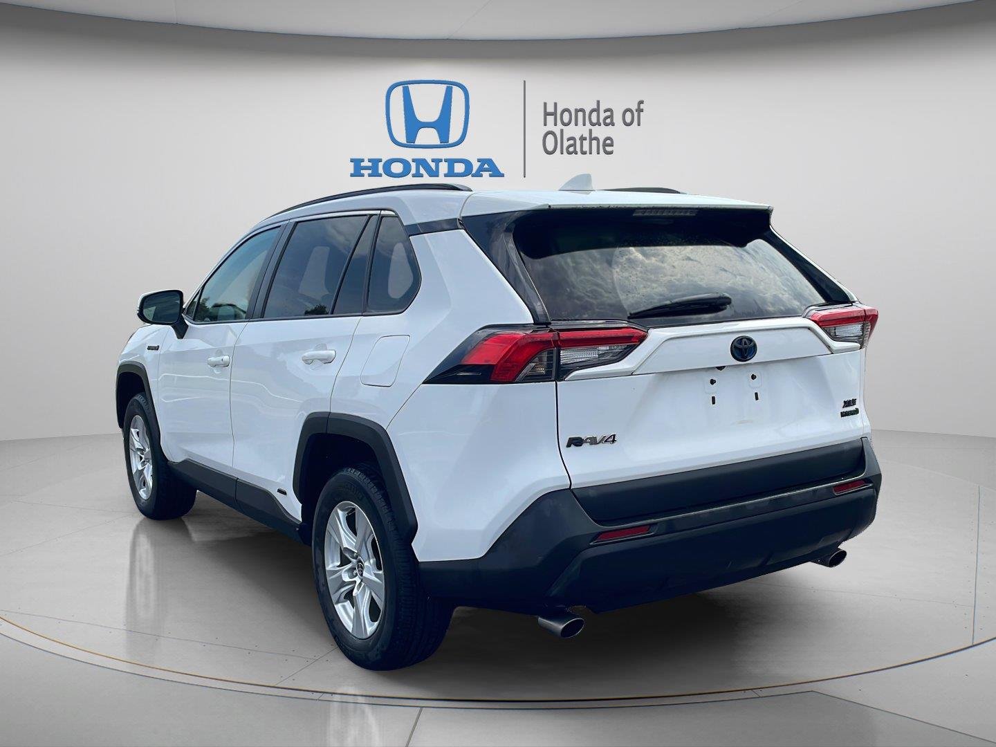 Used 2021 Super White Toyota Hybrid XLE image 5