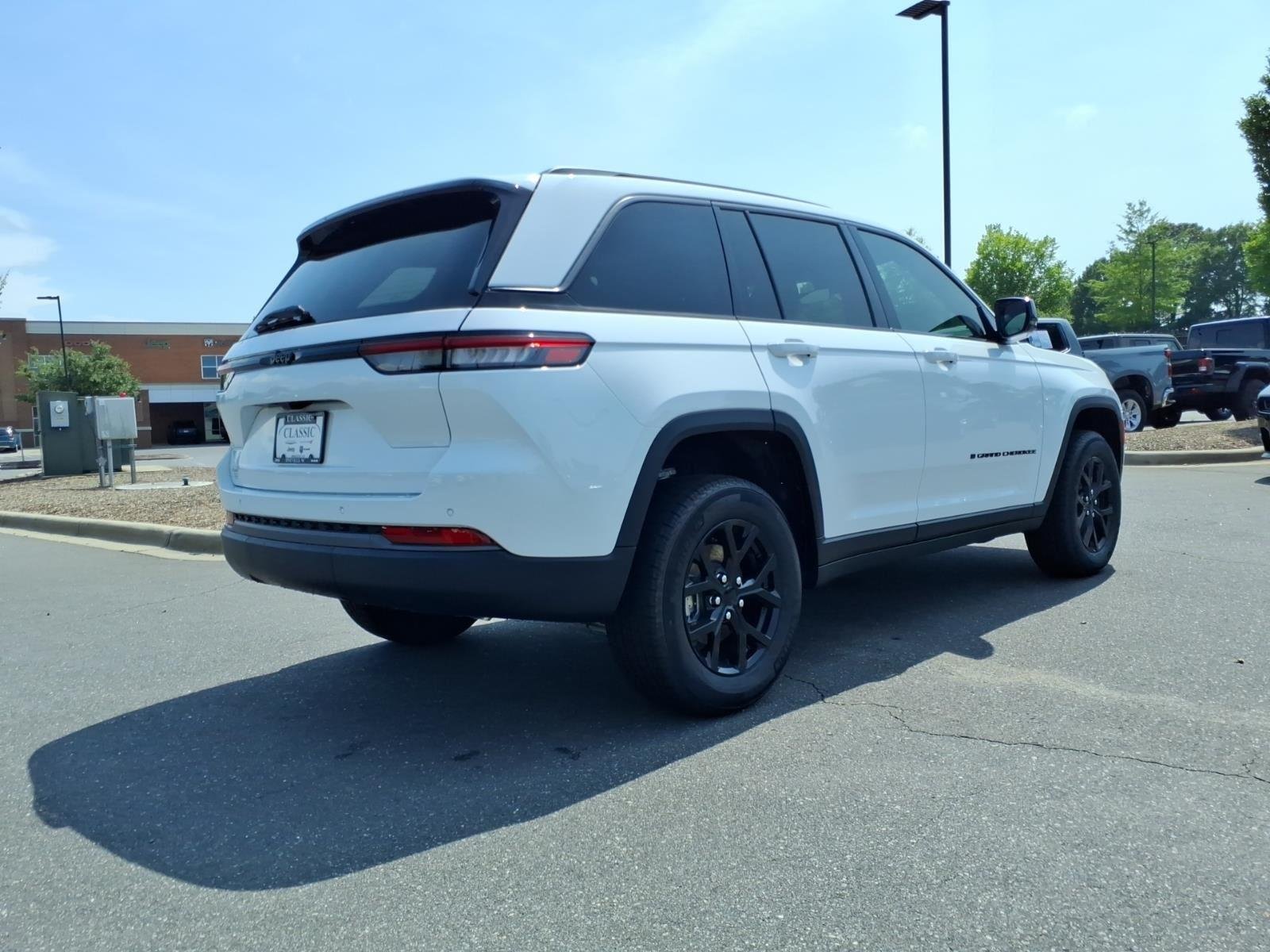 New 2026 Bright White Clear-Coat Exterior Paint Jeep Laredo Altitude image 2