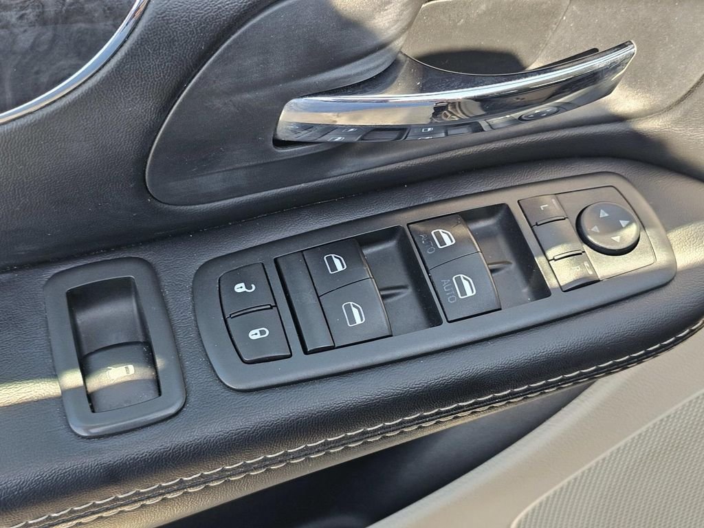 Used 2015 Black Chrysler Touring-L image 19