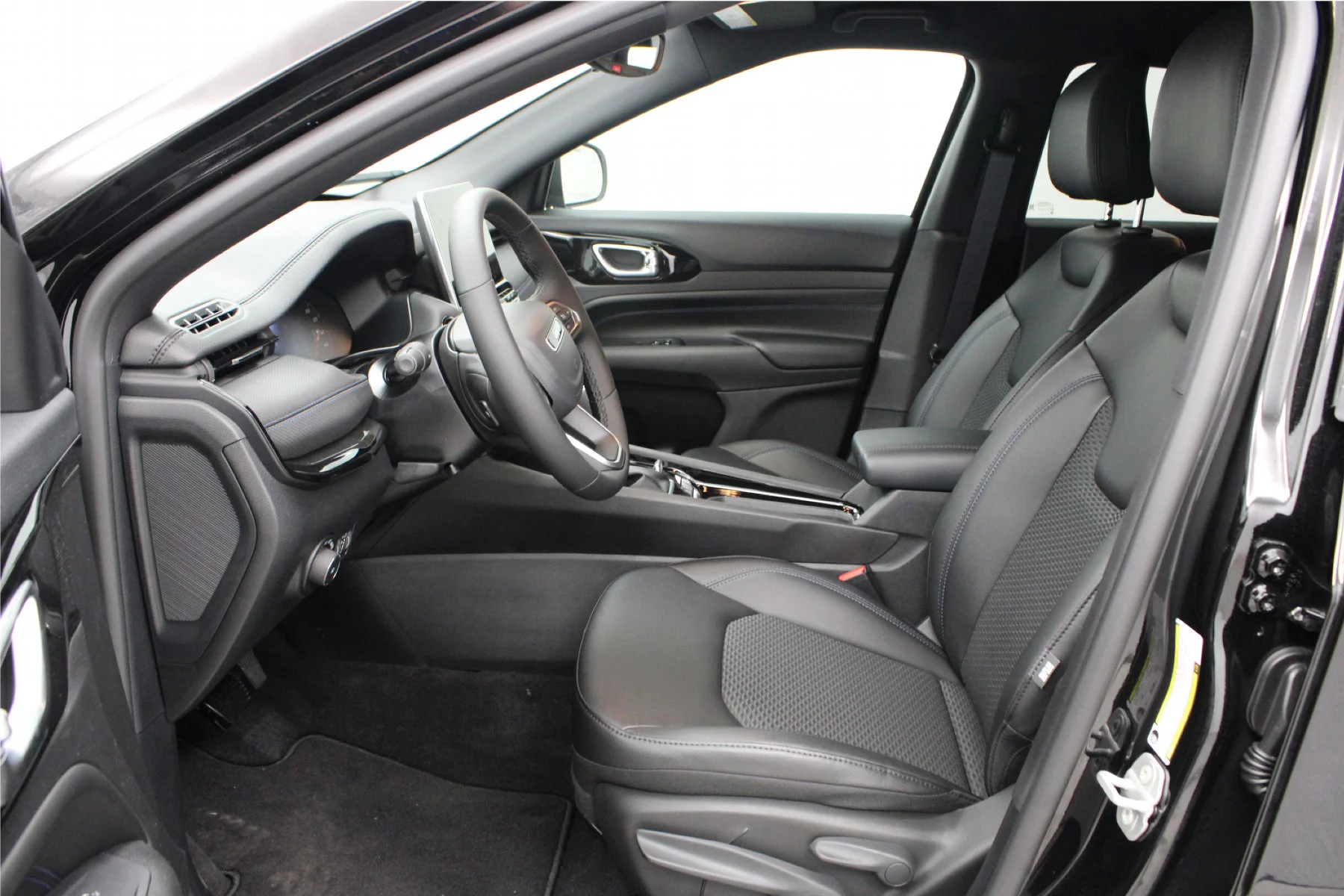 New 2026 Diamond Black Crystal Pearl-Coat Exterior Paint Jeep Latitude Altitude 4x4 image 14