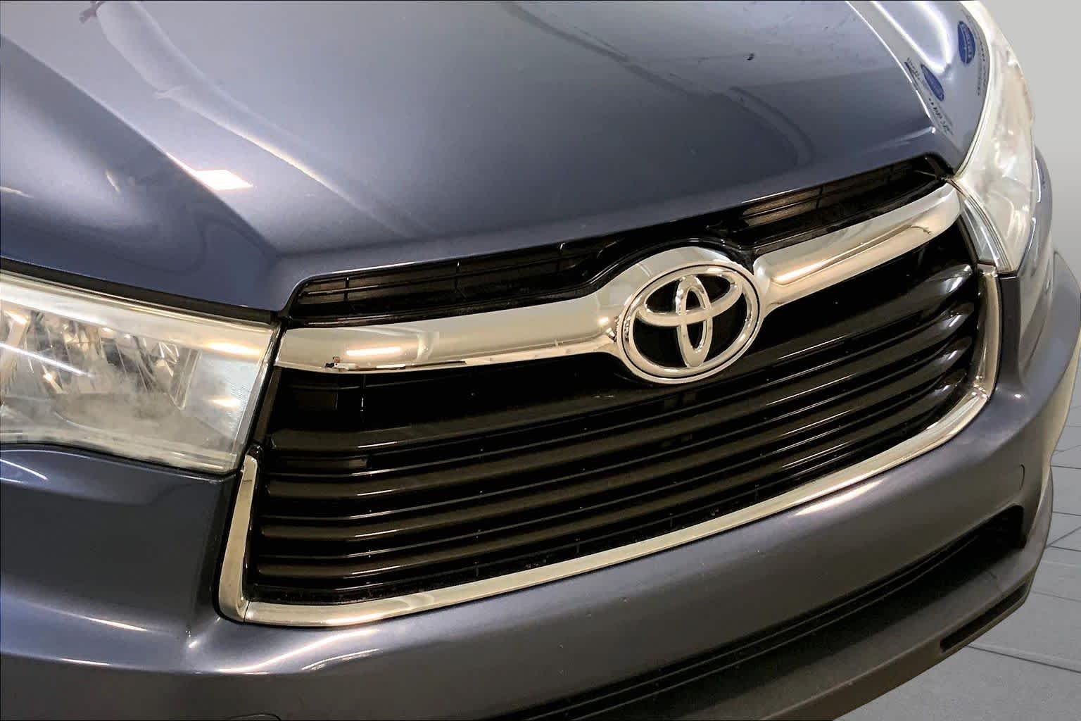 Used 2015 Shoreline Blue Pearl Toyota XLE image 32